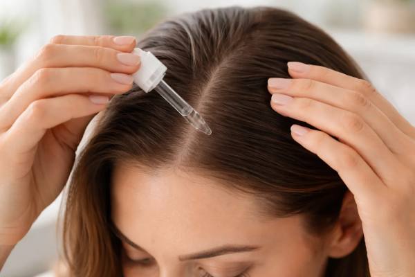 Does hyaluronic acid help the scalp? Learn how it hydrates, reduces dry flakes, and how to apply it without buildup or worsening dandruff.