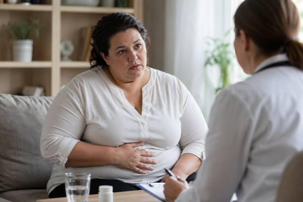 Learn the urgent and long-term warning signs of bariatric surgery complications, including leaks, blood clots, dehydration, ulcers, and nutrient deficiencies.