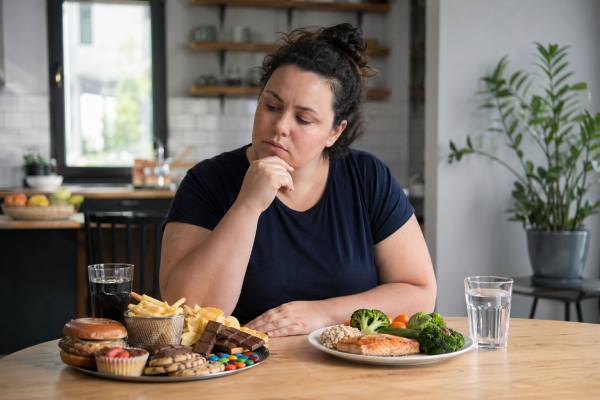 Learn how to spot a fad diet early by recognizing red flags, misleading claims, hidden costs, and unsustainable rules so you can choose a safer, more effective weight loss plan.