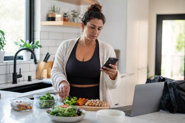 Learn how to start losing weight on a busy schedule with practical strategies for meals, movement, routines, and progress tracking that fit real life.