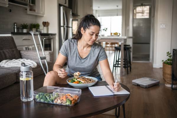 Injured and moving less? Learn how to maintain weight, protect muscle, and avoid fat gain during recovery with smarter calorie, protein, and activity adjustments.