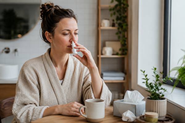 Decongestant Nasal Sprays: Rebound Congestion Risk and Safer Short-Term Use Learn how decongestant nasal sprays work, why rebound congestion happens, how to use them safely for only a few days, and which lower-risk options make more sense for longer-lasting nasal blockage.