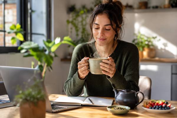 Learn how green tea may support immunity through EGCG, where the human evidence is modest, how caffeine affects sleep and recovery, and the best timing and dose choices for safer daily use.