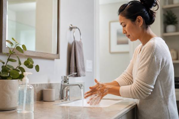Handwashing or hand sanitizer: which prevents illness better? Learn when soap and water clearly win, when sanitizer is enough, how technique changes results, and the mistakes that reduce protection.