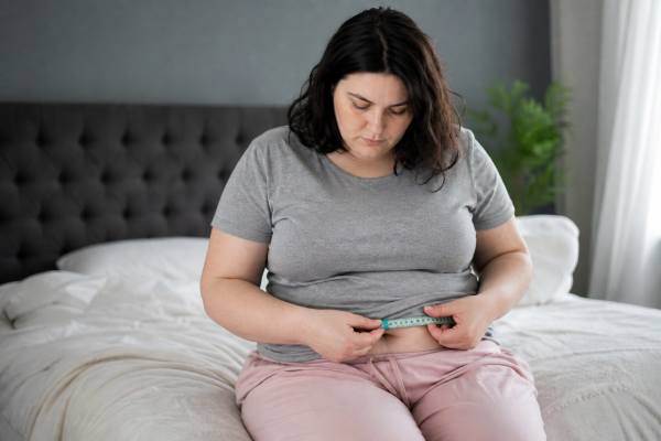 Learn the medical reasons for unexplained weight gain, including thyroid disease, insulin resistance, PCOS, Cushing syndrome, medication side effects, and fluid retention.