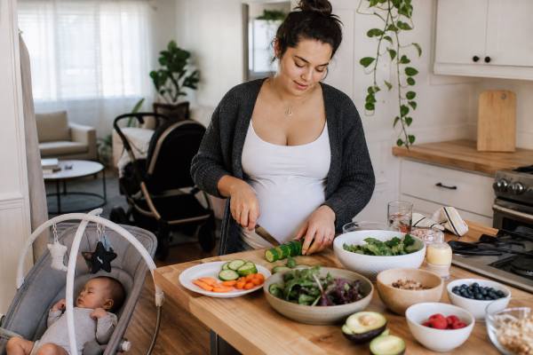 Postpartum weight loss meal plan for new moms: get a realistic 7-day menu, breastfeeding-friendly meal ideas, easy snacks, simple prep tips, and safe strategies for gradual fat loss after pregnancy.