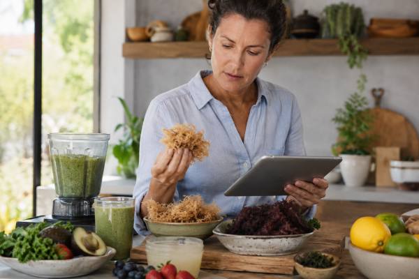 Sea moss may provide minerals, but its immune benefits are not well proven. Learn the real role of iodine, contamination risks, and who should avoid sea moss supplements.