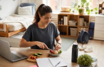 Weight loss for college students: learn how to lose weight safely with dining hall strategies, budget-friendly meals, smarter snacks, better sleep, and a realistic college schedule.