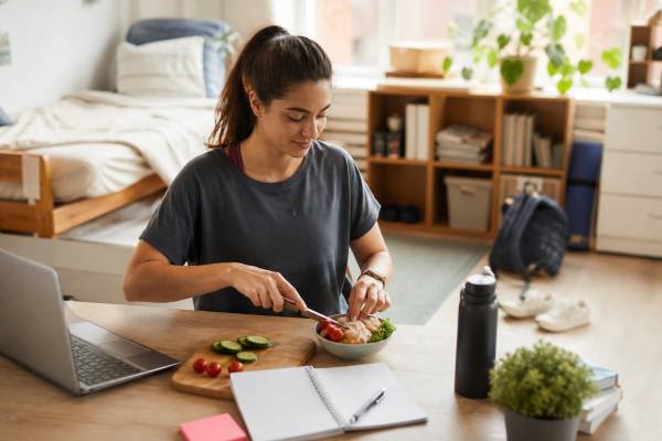 Weight loss for college students: learn how to lose weight safely with dining hall strategies, budget-friendly meals, smarter snacks, better sleep, and a realistic college schedule.