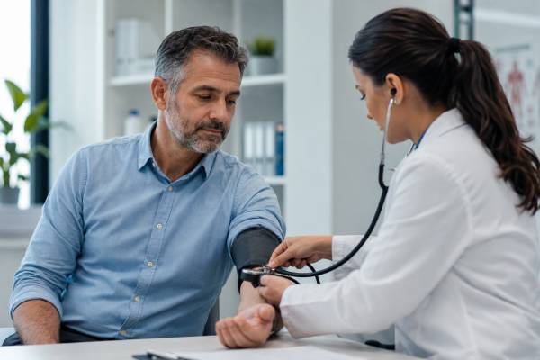 Learn the early warning signs of heart disease in men, key risk factors, urgent symptoms, heart health numbers to track, and practical prevention steps.
