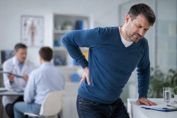 Learn kidney stone symptoms in men, including flank pain, blood in urine, groin pain, urgent warning signs, diagnosis, treatment, and prevention.