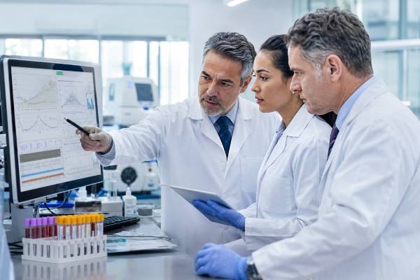 Learn what a theophylline blood test measures, the usual therapeutic range, toxic levels, timing of the sample, causes of high or low results, and when symptoms need urgent care.